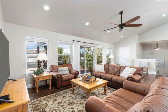 Lakeside Timber Retreat" Bear Lake Downtown Getaway! - Image 3